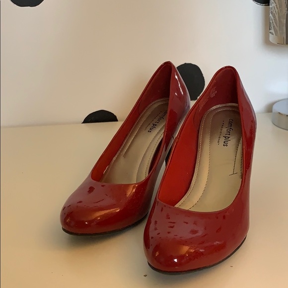 Shiny red heels - Picture 2 of 3